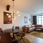 Stylish Two Floor Deluxe - 2 Bedroom شقة