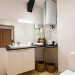شقة Stylish Two Floor Deluxe - 2 Bedroom *