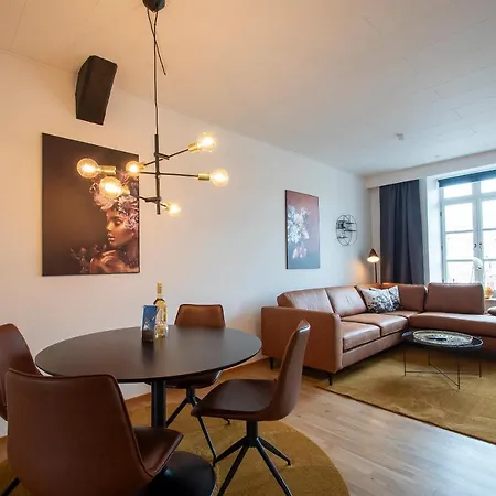 Stylish Two Floor Deluxe - 2 Bedroom Apartment