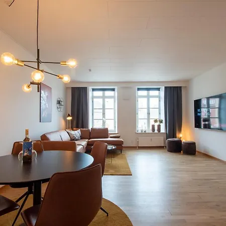 Stylish Two Floor Deluxe - 2 Bedroom Apartment