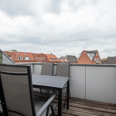 Stylish Two Floor Deluxe - 2 Bedroom Apartment *